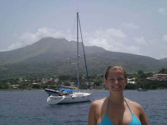 No barco de mergulho em St. Pierre, no norte de Martinica, com o Mount Pelée ao fundo